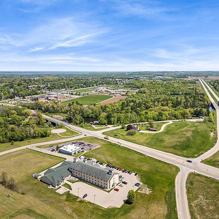 Boarders Inn & Suites By Cobblestone Hotels - Shawano Esterno foto