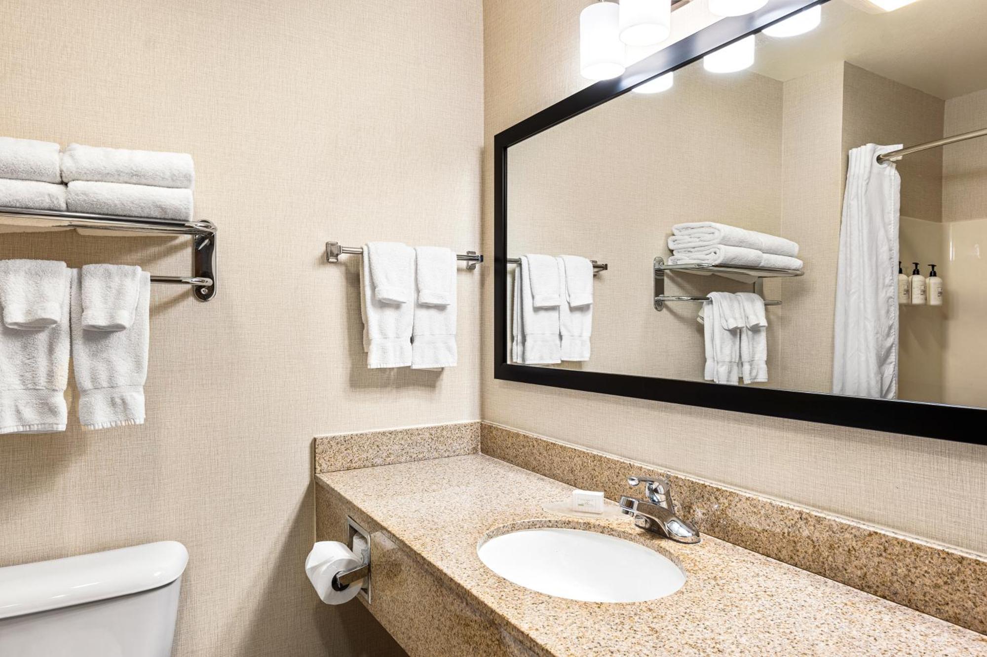 Boarders Inn & Suites By Cobblestone Hotels - Shawano Esterno foto