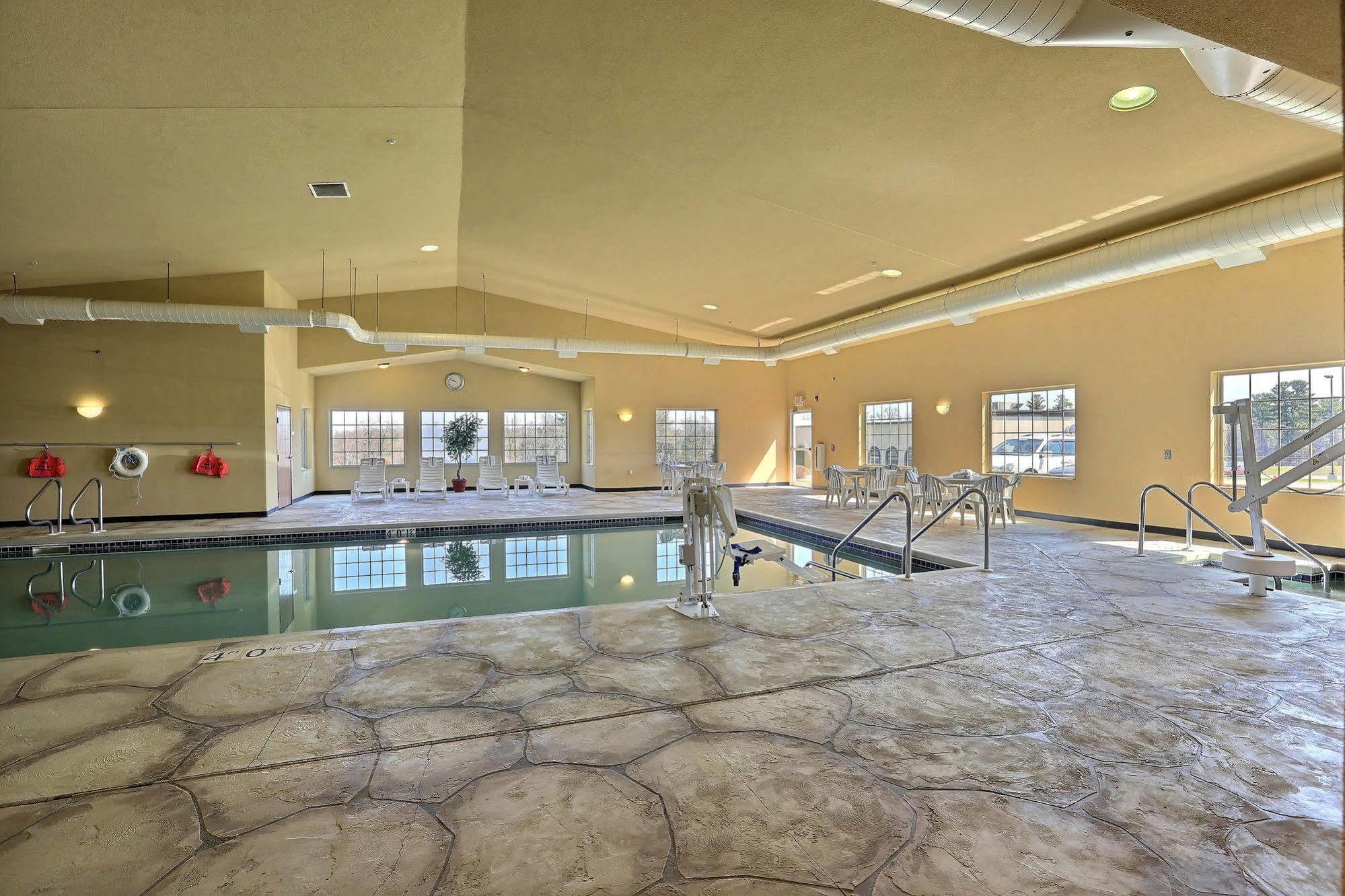 Boarders Inn & Suites By Cobblestone Hotels - Shawano Esterno foto