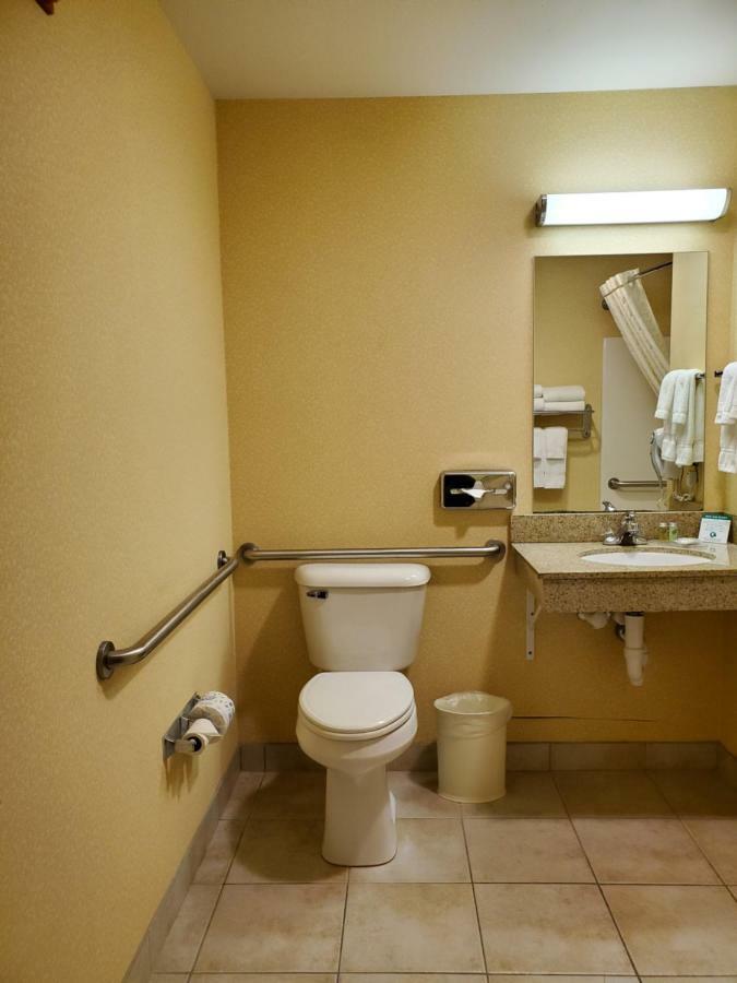 Boarders Inn & Suites By Cobblestone Hotels - Shawano Esterno foto