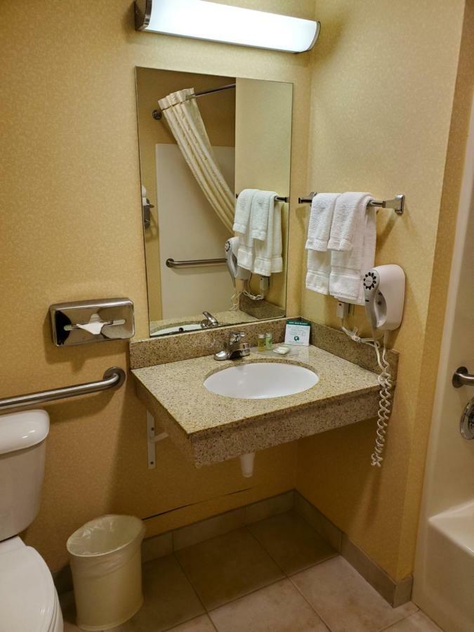 Boarders Inn & Suites By Cobblestone Hotels - Shawano Esterno foto